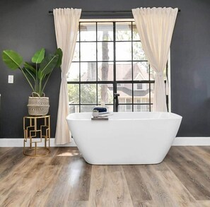 Secadora de cabello, jabón, papel de baño 