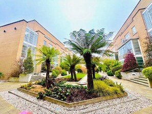 Property grounds - 10% Off! River Views, Central 2BR + Parking/WiFi (London)