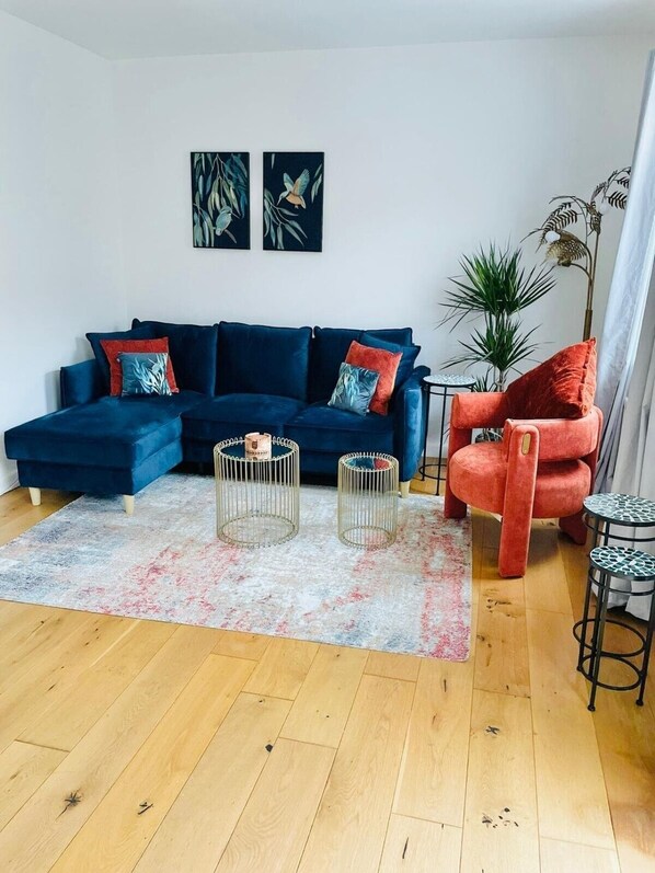 TV - 10% Off! River Views, Central 2BR + Parking/WiFi (London)