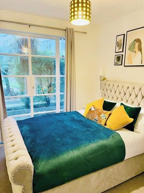 2 bedrooms, iron/ironing board, internet, bed sheets