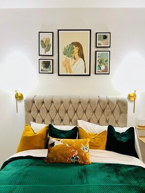 2 bedrooms, iron/ironing board, Internet, bed sheets - 10% Off! River Views, Central 2BR + Parking/WiFi (London)