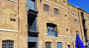 Exterior - 10% Off! River Views, Central 2BR + Parking/WiFi (London)