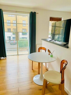 Dining - 10% Off! River Views, Central 2BR + Parking/WiFi (London)