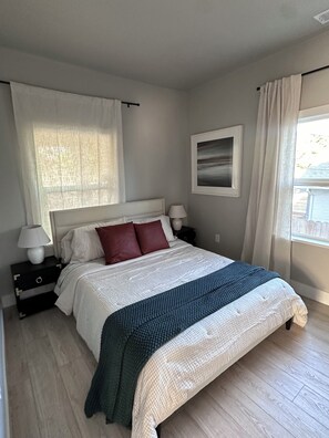 2 habitaciones, caja de seguridad en la habitación y escritorio