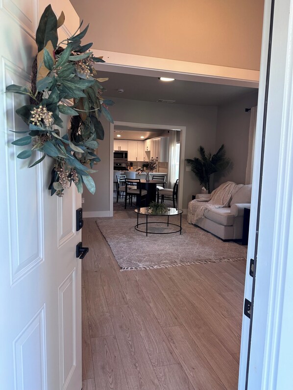 Smart TV - Craftsman Brand New house 2 bdrms with Ultra-Fast 5G Gateway Internet. Pets welc (Sacramento)