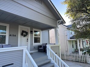Exterior - Craftsman Brand New house 2 bdrms with Ultra-Fast 5G Gateway Internet. Pets welc (Sacramento)