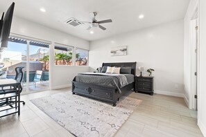 6 chambres, bureau, fer et planche à repasser, lit de bébé portatif
