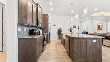 Køleskab, mikrobølgeovn, ovn, kogeplade