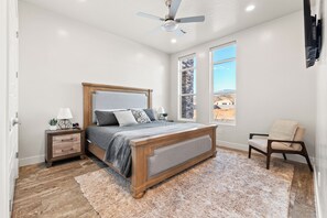 6 bedrooms, desk, iron/ironing board, travel cot - Pecan Valley Private Pool & Spa (Hurricane)