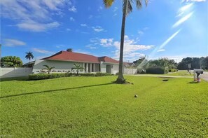Property grounds - Relaxing 3BD Home with Pool/Heated Spa - Near Beach. Walk to Mercato Shops (Naples)