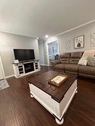 Newly Remodeled 3-BR house close City of Madisonville & Marh Park Abortorium.