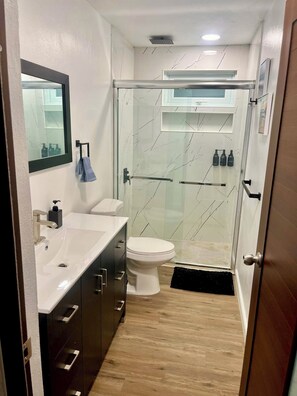 Shower, hair dryer, towels, soap - Ocean Getaway / Modern Apartment (Arecibo)