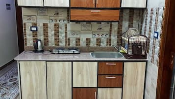Refrigerador con freezer, horno, placa de cocina, tetera/pava eléctrica