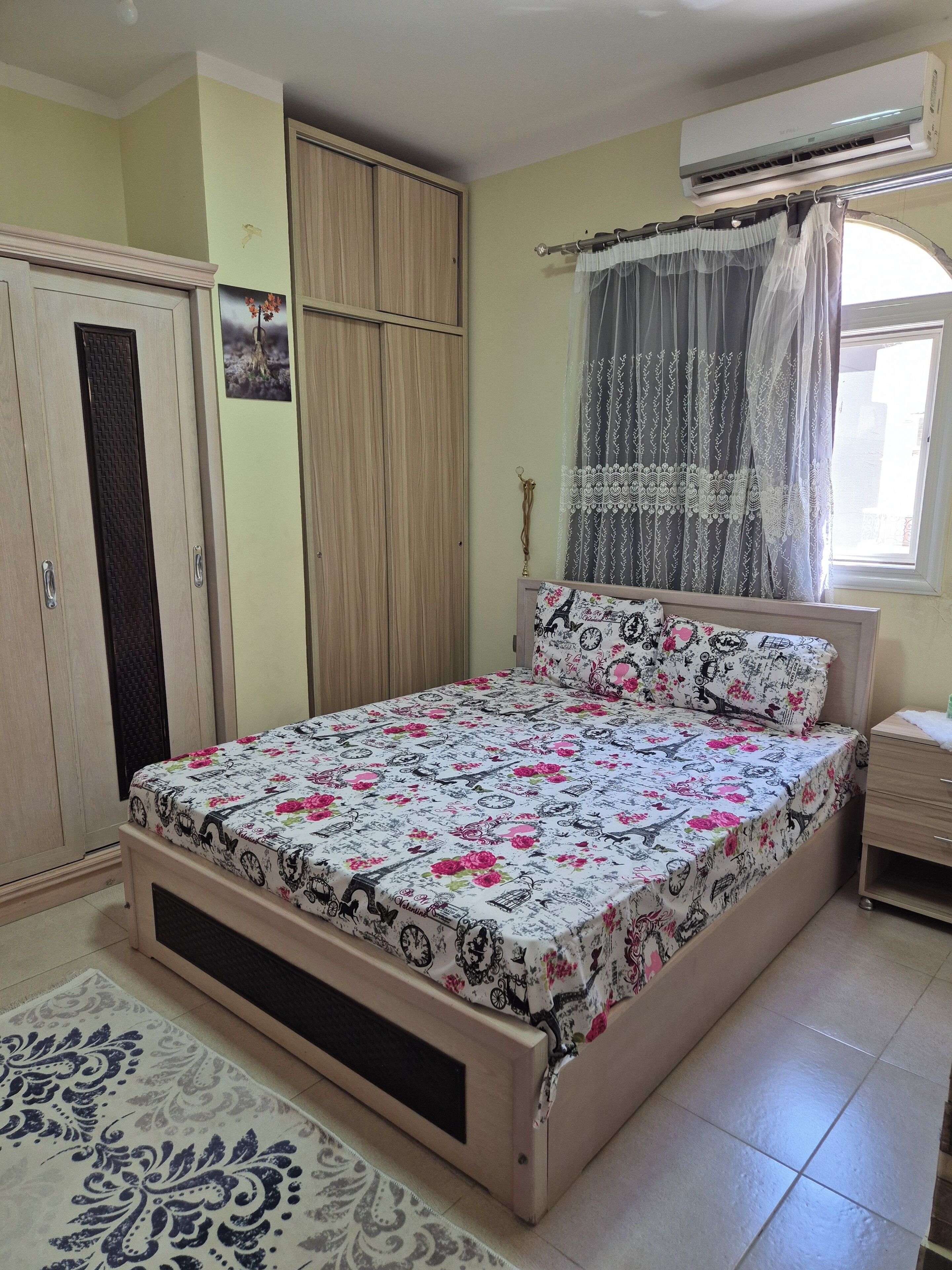 2 bedrooms, desk, laptop workspace, blackout curtains