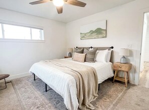2 bedrooms, iron/ironing board, WiFi, bed sheets - Modern Lux Upstairs Unit Near SLC W/ King Bed, Yard, Garage and Washer/Dryer (Murray)