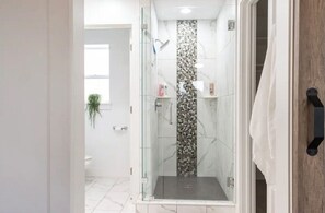 Dusche, Haartrockner, Handtücher, Seife
