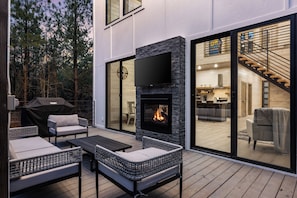 Outdoor dining - In the Pines: Eco Retreat heated Pool, Hot Tub & Games (Broken Bow)