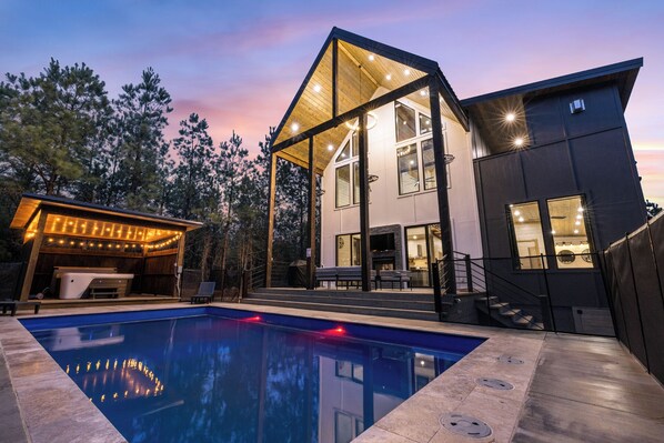 Utendørsbasseng og et oppvarmet basseng