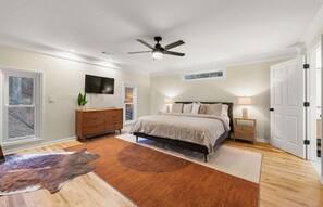 5 bedrooms, desk, iron/ironing board, travel cot
