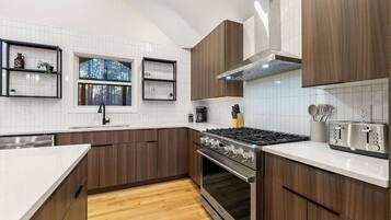 Køleskab, mikrobølgeovn, ovn, kogeplade