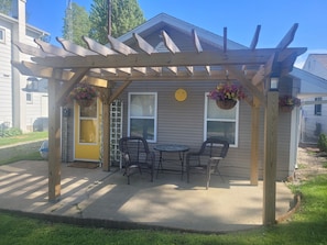 Outdoor dining - Pergola Place - Lake Access, 2 Bedroom, Sleeps 4, Pet Friendly (Brooklyn)