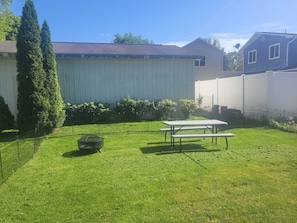 Outdoor dining - Pergola Place - Lake Access, 2 Bedroom, Sleeps 4, Pet Friendly (Brooklyn)