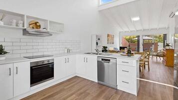 Microondas, horno, placa de cocina y lavavajillas