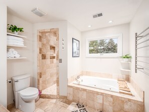 Jetted bath, hair dryer, towels, soap - Emerald Escape-Charming 4-bedroom house in Dublin, Ohio (Dublin)