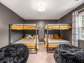4 bedrooms, iron/ironing board, WiFi, bed sheets
