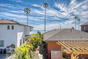 Property grounds - Gorgeous 2 Master B/R, 2.5 Bath Beach House (Long Beach)