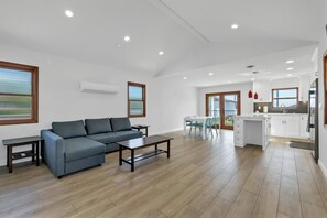 Living area - Gorgeous 2 Master B/R, 2.5 Bath Beach House (Long Beach)