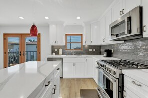 Private kitchen - Gorgeous 2 Master B/R, 2.5 Bath Beach House (Long Beach)