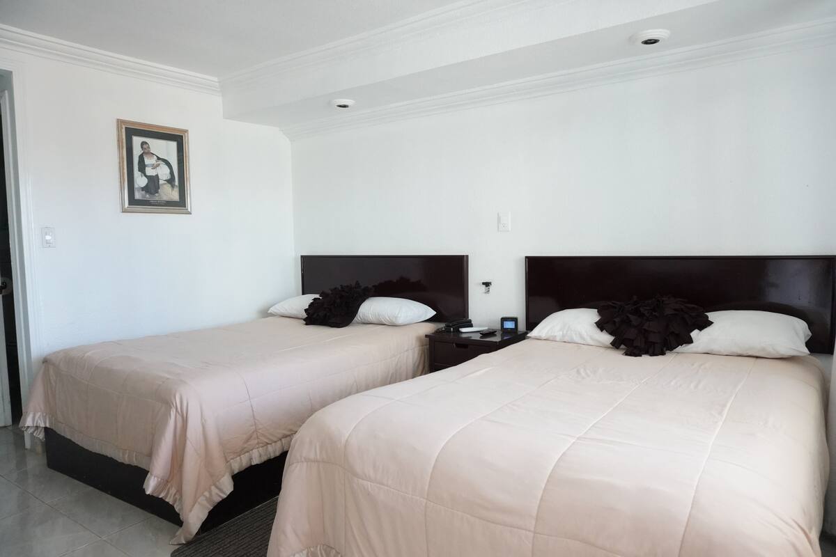 Habitación doble | Minibar, escritorio, espacio para trabajar con un portátil y wifi gratis