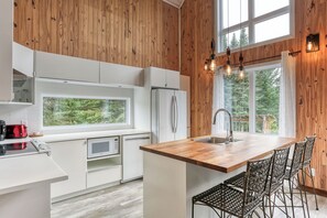 Fridge, microwave, oven, dishwasher - L'amour Des Pins - Nature, SPA, Mountain Views (Saint-Alexis-des-Monts)