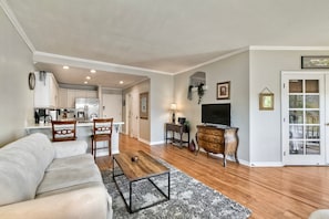 Smart TV, offices - La Costa Condo | Pool, BBQ, Gated Parking (Carlsbad)