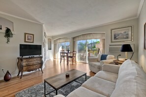 Smart TV, offices - La Costa Condo | Pool, BBQ, Gated Parking (Carlsbad)