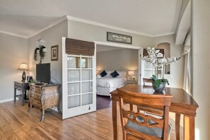 1 bedroom, desk, iron/ironing board, free WiFi - La Costa Condo | Pool, BBQ, Gated Parking (Carlsbad)