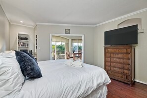 1 bedroom, desk, iron/ironing board, free WiFi - La Costa Condo | Pool, BBQ, Gated Parking (Carlsbad)