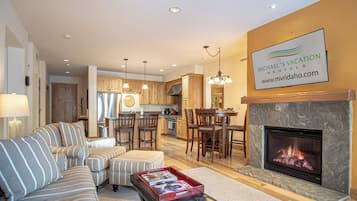 Een smart-tv, een open haard en boeken