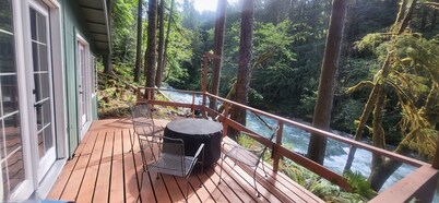 Newly remodeled off grid river cabin with full services including WiFi