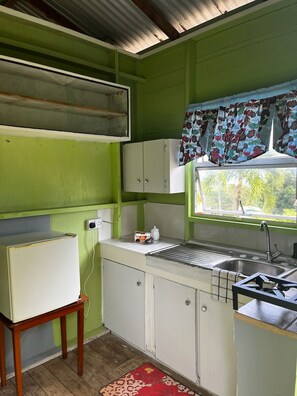 KĂŒhlschrank, Herdplatte, Kochgeschirr/Geschirr/Besteck, KĂŒchenrolle