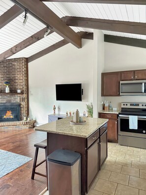 Frigorífico, microondas, horno y placa de cocina