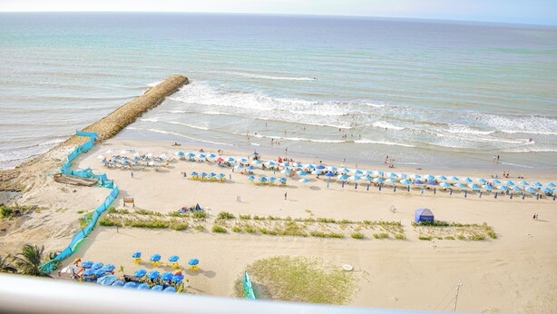 A beach with umbrellas and people. - In bocagrande and luxurious apartment in Cartagena (Cartagena de Indias)