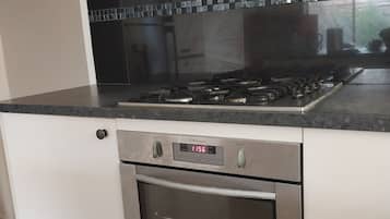 Een magnetron, een oven, een kookplaat, een vaatwasser