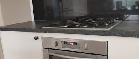 Microonde, forno, piano cottura, lavastoviglie