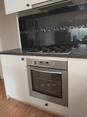 Micro-ondes, four, plaque de cuisson, lave-vaisselle