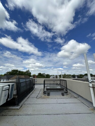 Cozy 2-bedroom Townhome in charming Brooklyn with AC, WiFi