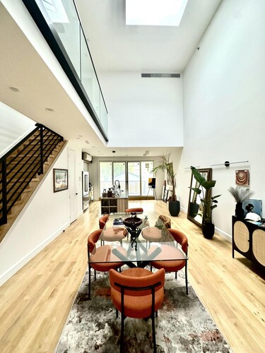 Cozy 2-bedroom Townhome in charming Brooklyn with AC, WiFi