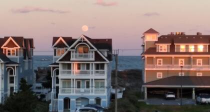 OCEANVIEW CONDO:
Outer Banks Oceanside cozy 2-bedroom condo in Kill Devil Hills.