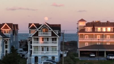 OCEANVIEW CONDO:
Outer Banks Oceanside cozy 2-bedroom condo in Kill Devil Hills.